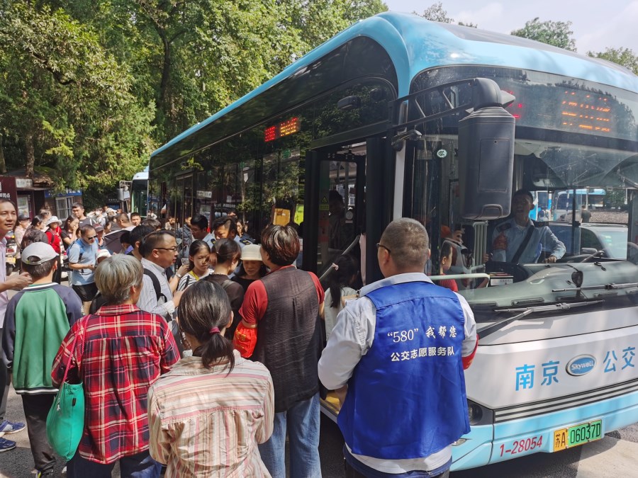 南京公交“580”我?guī)湍?wù)隊(duì)員在站臺(tái)維持秩序.jpg 南京公交“580”我?guī)湍?wù)隊(duì)員在站臺(tái)維持秩序.jpg