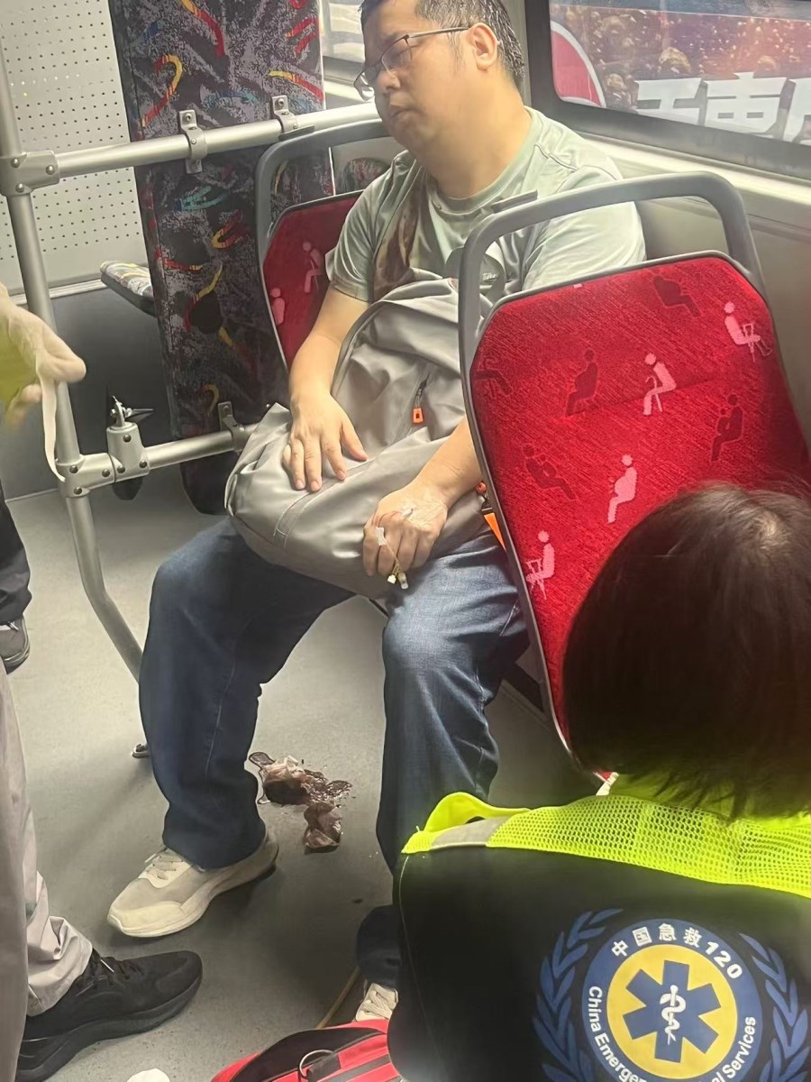 乘客被救治現(xiàn)場照片.jpg 乘客被救治現(xiàn)場照片.jpg